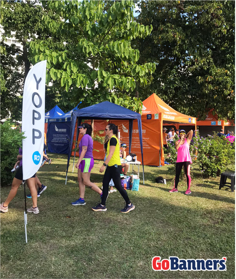 Wind Flag Banner Yopp em evento ao ar livre