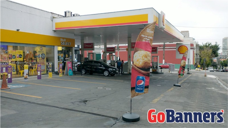 Wind Flag Banner em conveniência de posto de gasolina shell select