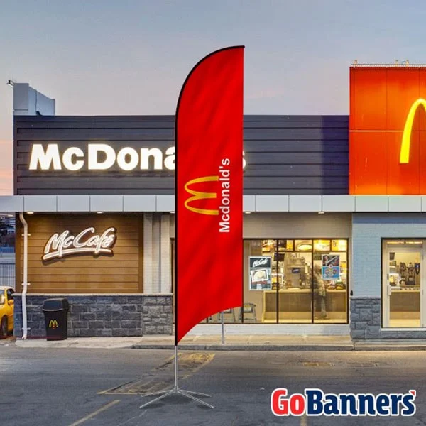 Wind Flag Banner modelo pena em frente a loja do McDonald's
