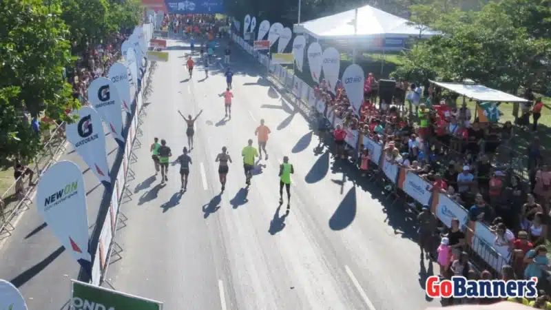 Sinalização de evento esportivo com patrocinadores Maratona Rio 10k Raizen