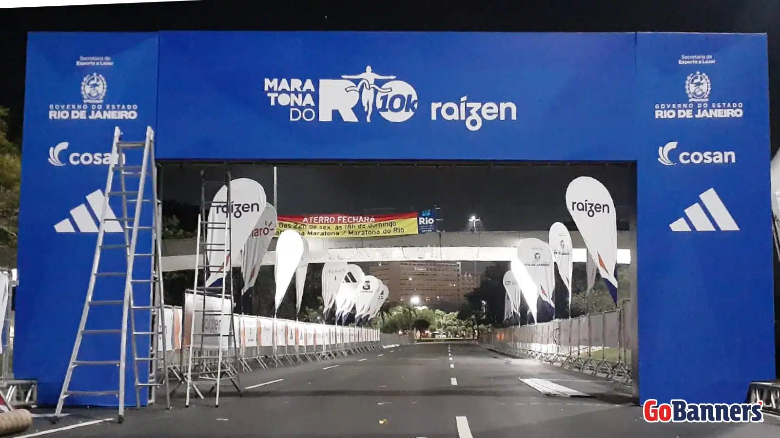 Wind Flag Banner divulgando patrocinadores em eventos esportivos