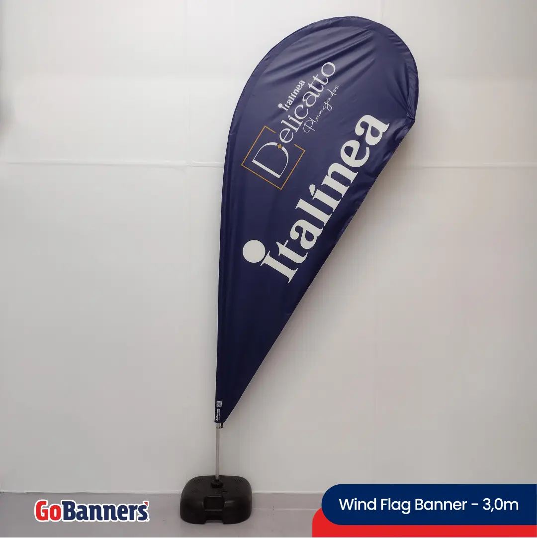 Wind Flag Banner Mo?veis Italinea Banner Wind Flag Azul Da Italinea, Marca Do Segmento De Mo?veis Planejados, Utilizado Para Destacar A Identidade Da Empresa.