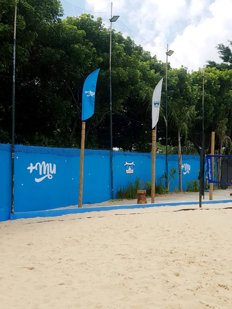 Wind Flag Banner Shopping My O Que Vejo Na Imagem Sa?o Wind Flag Banners (formato De Gotavela) Em Azul E Branco, Junto A Um Muro Azul Com A Marca My Que Parece Ser De Um Shoppingcentro Comercial.