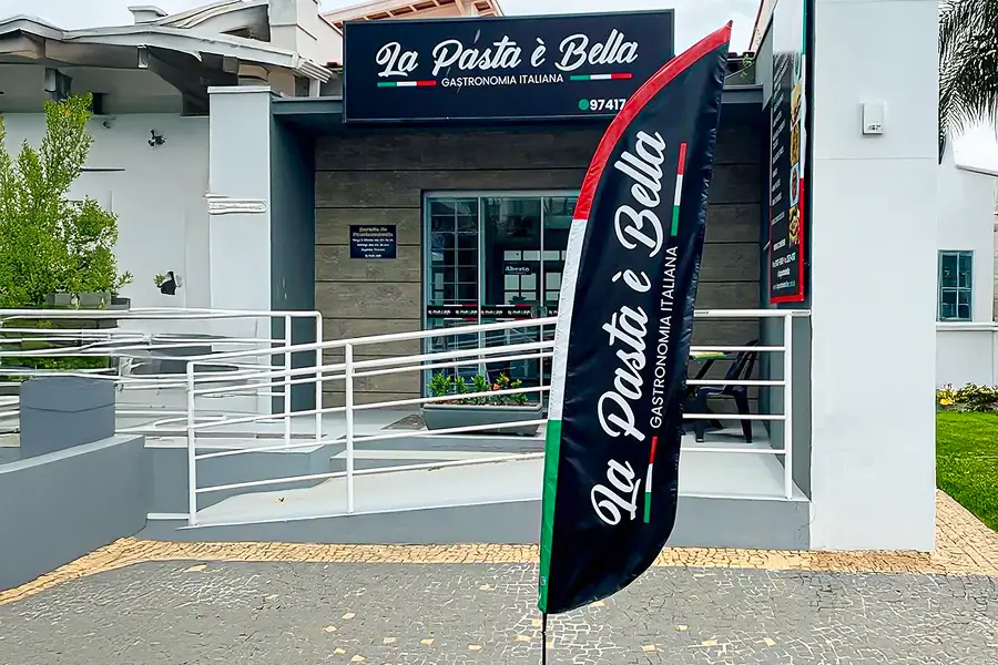 Wind Banners em a?rea externa de restaurante.
